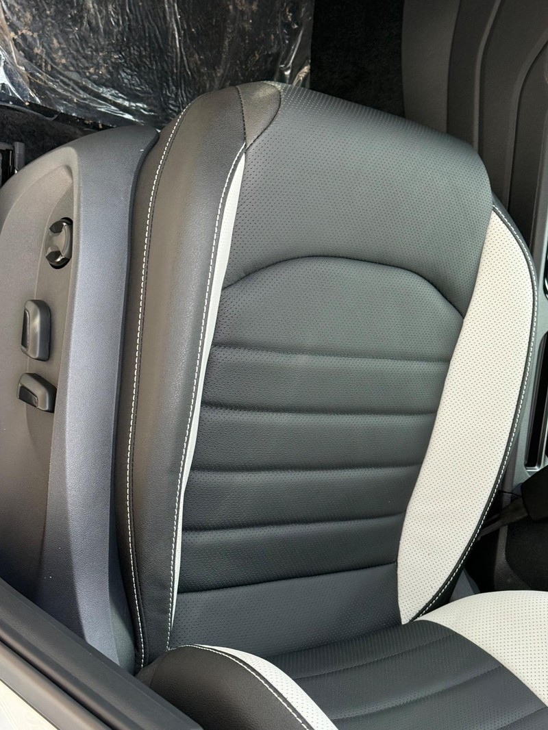 Volkswagen Taos Vehicle Full-screen Gallery Image 16