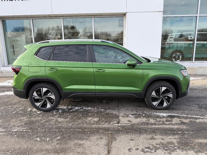 Volkswagen Taos Vehicle Full-screen Gallery Image 2