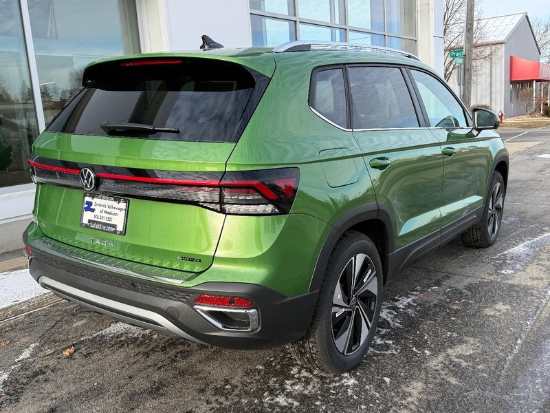 Volkswagen Taos Vehicle Full-screen Gallery Image 3