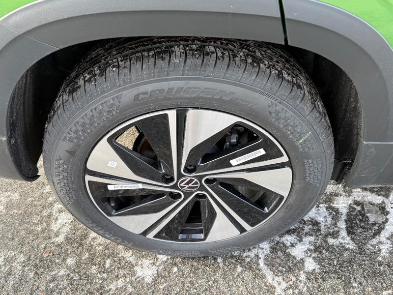 Volkswagen Taos Vehicle Full-screen Gallery Image 4