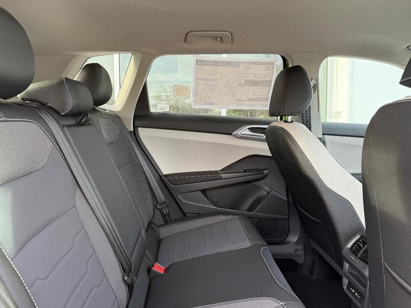 Volkswagen Taos Vehicle Full-screen Gallery Image 5