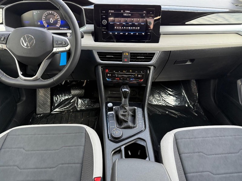 Volkswagen Taos Vehicle Full-screen Gallery Image 6