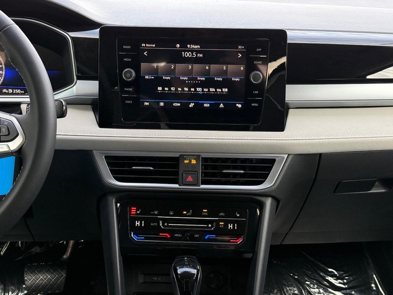 Volkswagen Taos Vehicle Full-screen Gallery Image 7