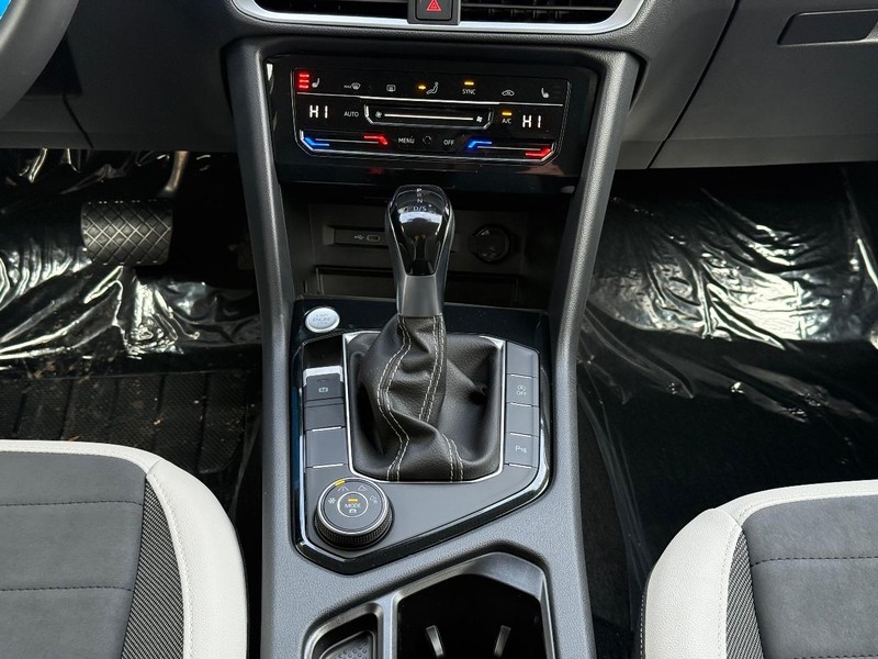 Volkswagen Taos Vehicle Full-screen Gallery Image 8