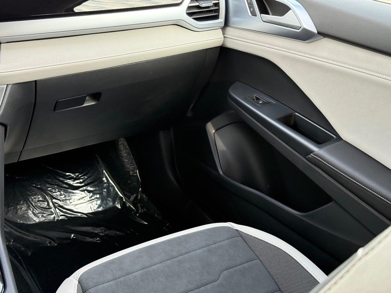 Volkswagen Taos Vehicle Full-screen Gallery Image 10