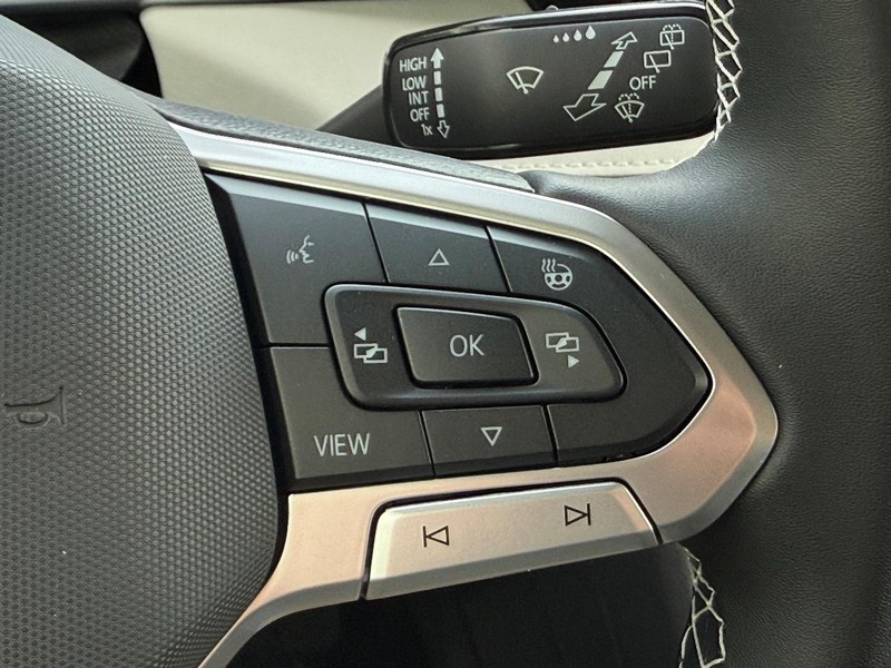 Volkswagen Taos Vehicle Full-screen Gallery Image 12