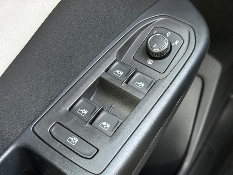 Volkswagen Taos Vehicle Full-screen Gallery Image 15