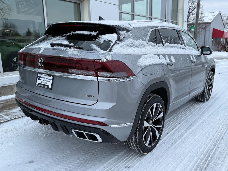 Volkswagen Atlas Cross Sport Vehicle Full-screen Gallery Image 3