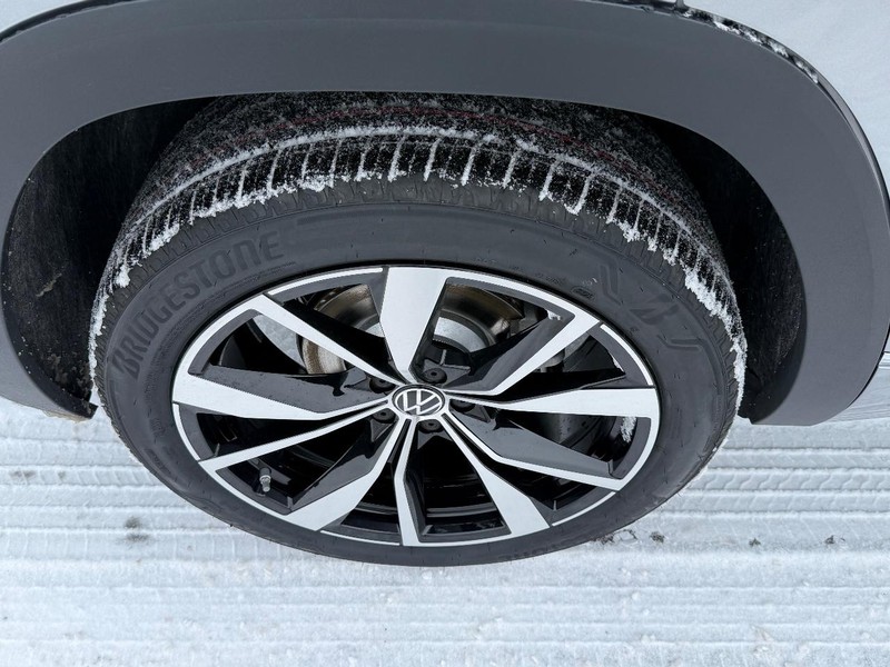 Volkswagen Atlas Cross Sport Vehicle Full-screen Gallery Image 4