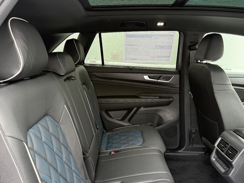 Volkswagen Atlas Cross Sport Vehicle Full-screen Gallery Image 5