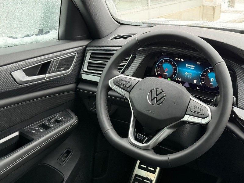 Volkswagen Atlas Cross Sport Vehicle Full-screen Gallery Image 9