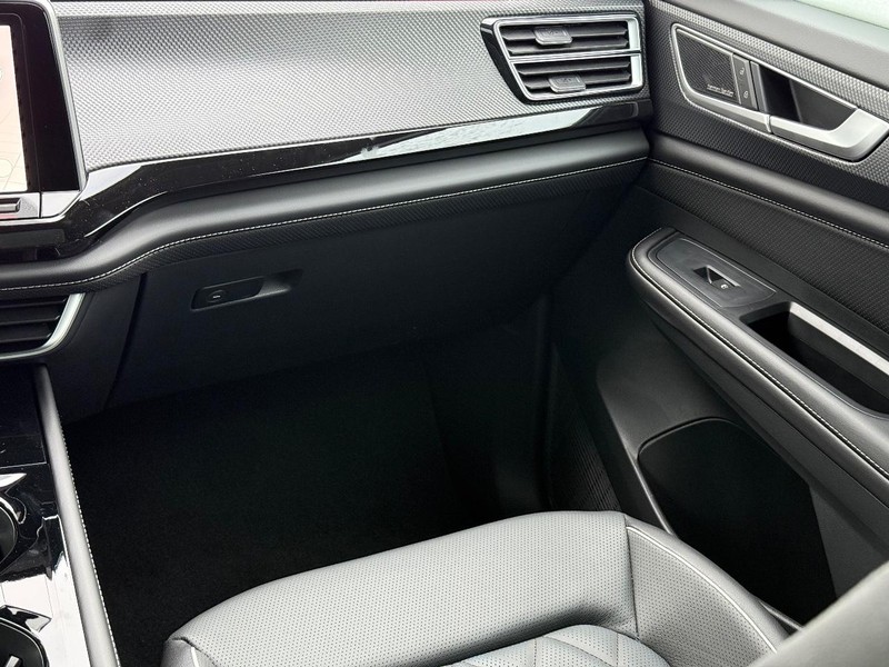 Volkswagen Atlas Cross Sport Vehicle Full-screen Gallery Image 10