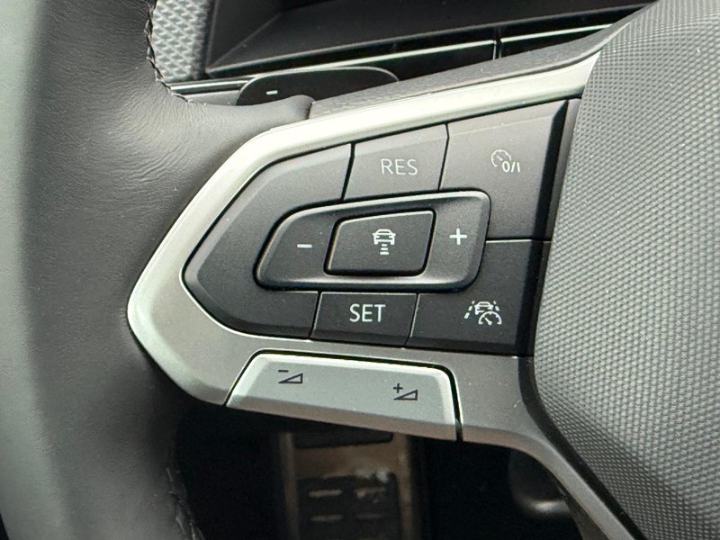 Volkswagen Atlas Cross Sport Vehicle Full-screen Gallery Image 11