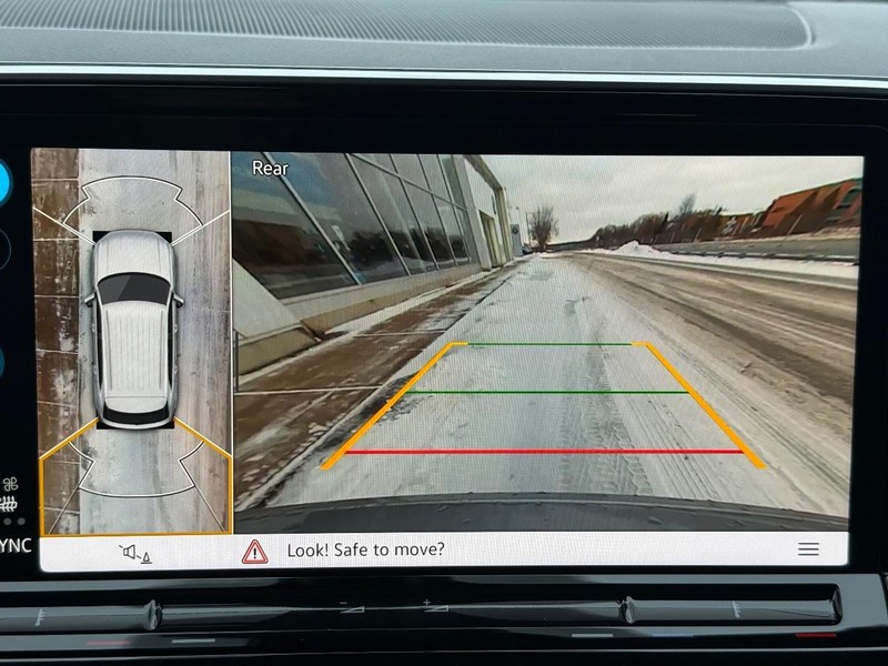 Volkswagen Atlas Cross Sport Vehicle Full-screen Gallery Image 13