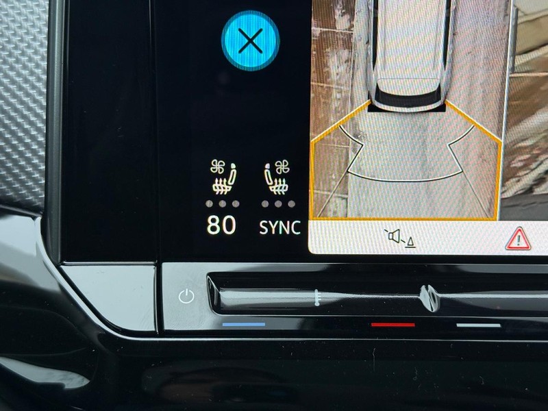 Volkswagen Atlas Cross Sport Vehicle Full-screen Gallery Image 14