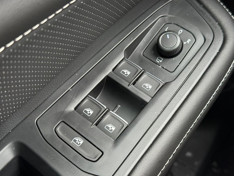 Volkswagen Atlas Cross Sport Vehicle Full-screen Gallery Image 15