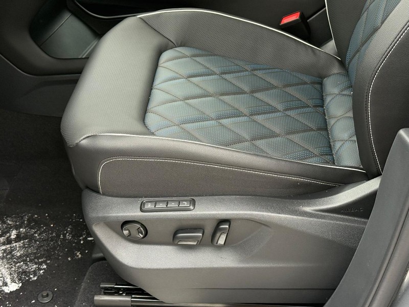 Volkswagen Atlas Cross Sport Vehicle Full-screen Gallery Image 16