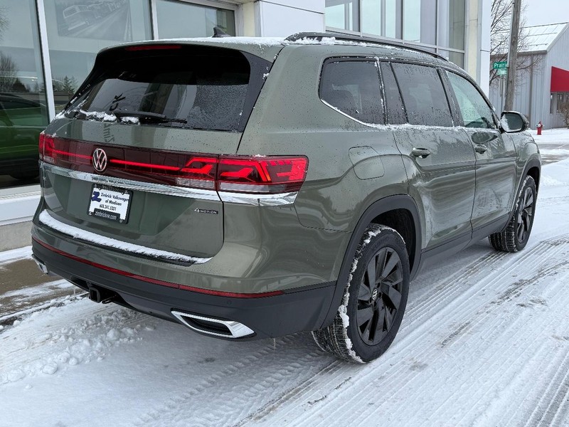 Volkswagen Atlas Vehicle Full-screen Gallery Image 3