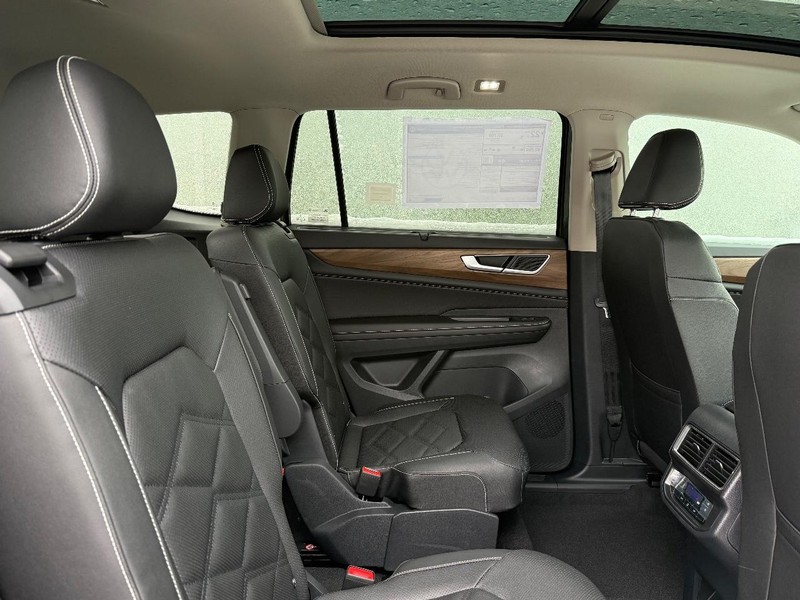 Volkswagen Atlas Vehicle Full-screen Gallery Image 5