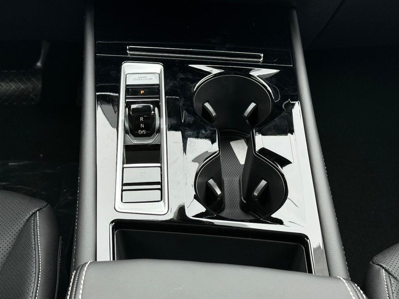 Volkswagen Atlas Vehicle Full-screen Gallery Image 9