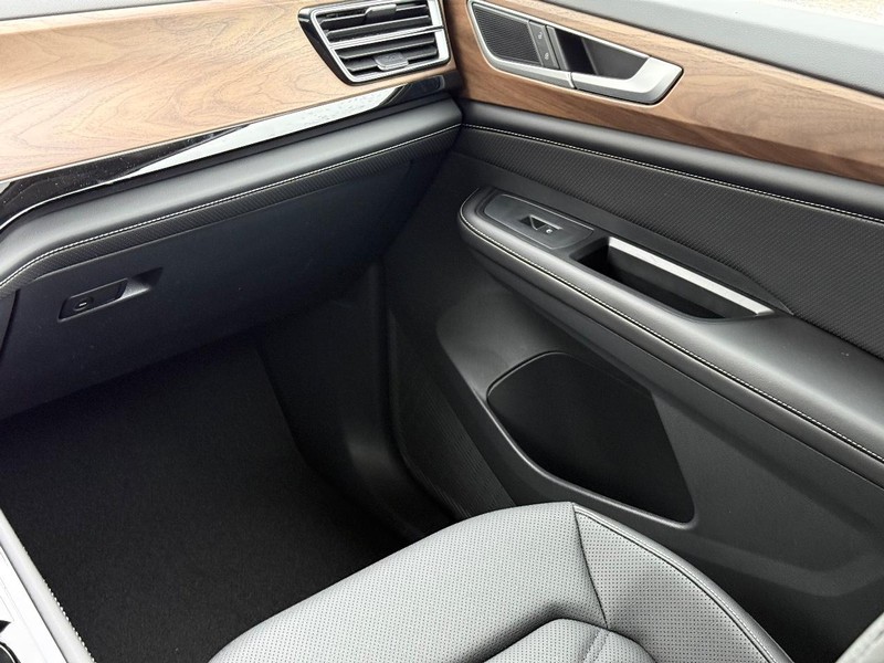 Volkswagen Atlas Vehicle Full-screen Gallery Image 11