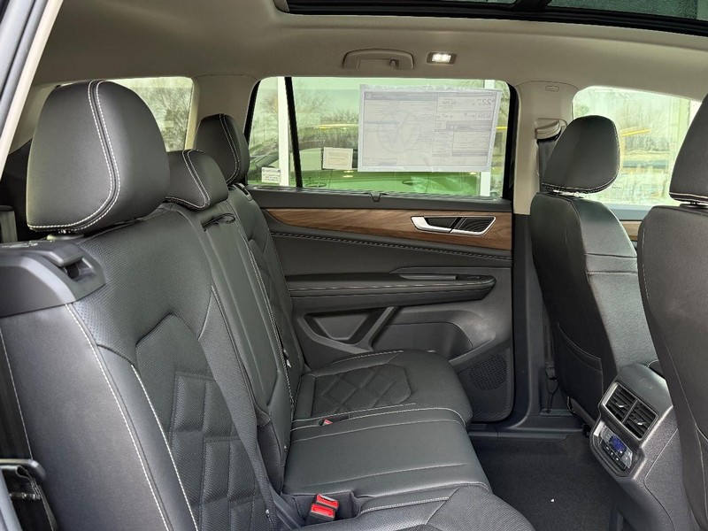 Volkswagen Atlas Vehicle Full-screen Gallery Image 5