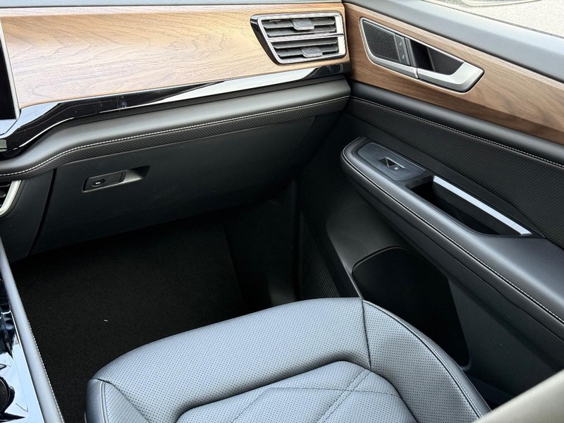 Volkswagen Atlas Vehicle Full-screen Gallery Image 10