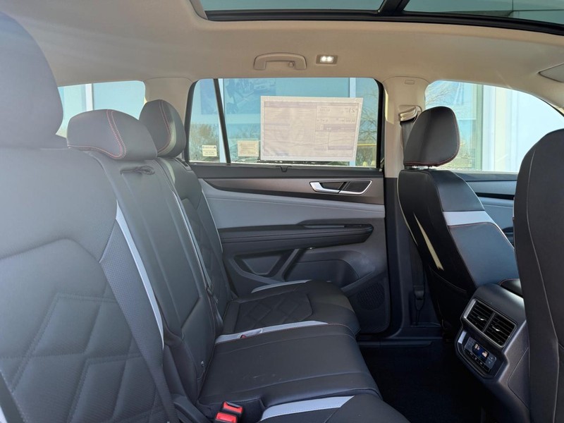 Volkswagen Atlas Vehicle Full-screen Gallery Image 5