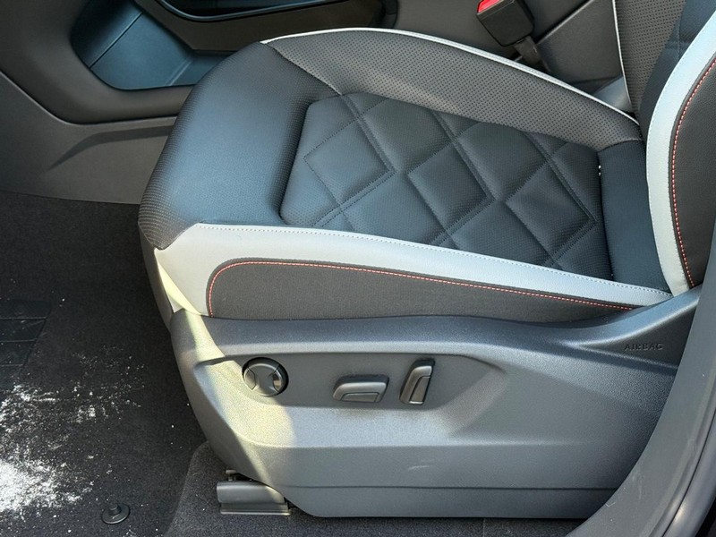 Volkswagen Atlas Vehicle Full-screen Gallery Image 16