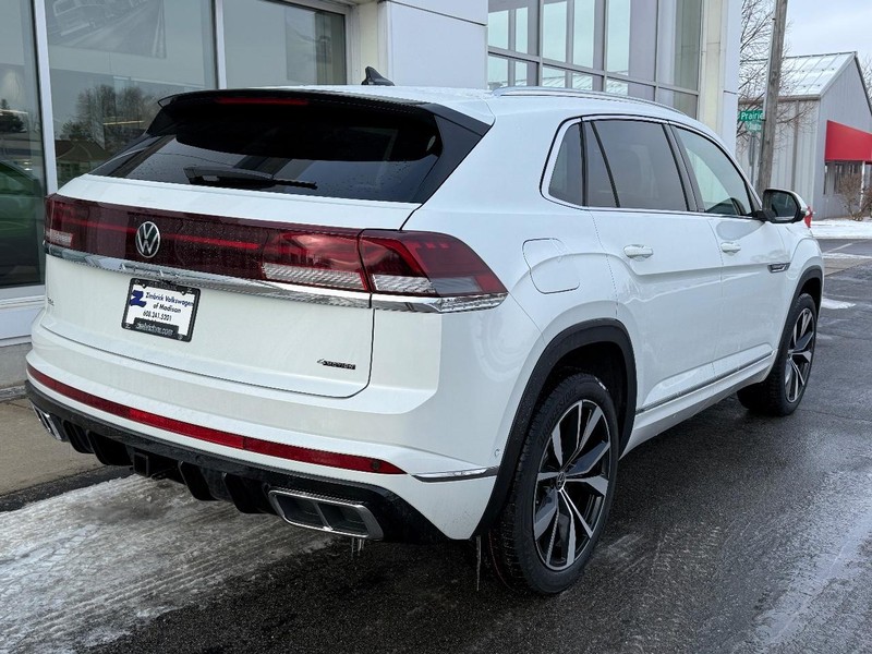 Volkswagen Atlas Cross Sport Vehicle Full-screen Gallery Image 3