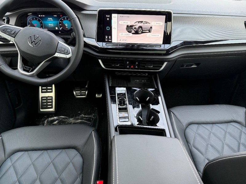 Volkswagen Atlas Cross Sport Vehicle Full-screen Gallery Image 6