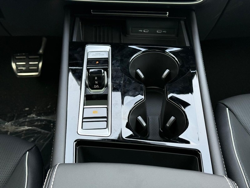 Volkswagen Atlas Cross Sport Vehicle Full-screen Gallery Image 8