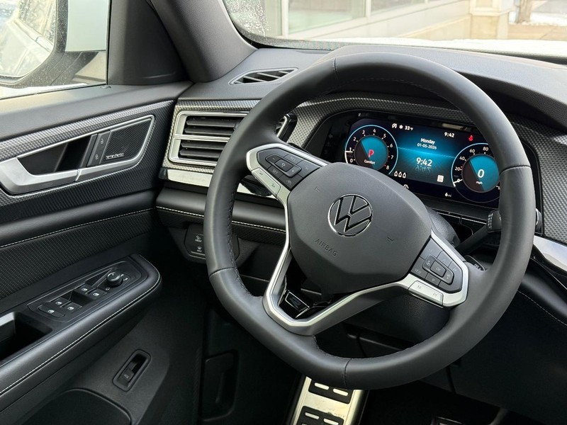 Volkswagen Atlas Cross Sport Vehicle Full-screen Gallery Image 9