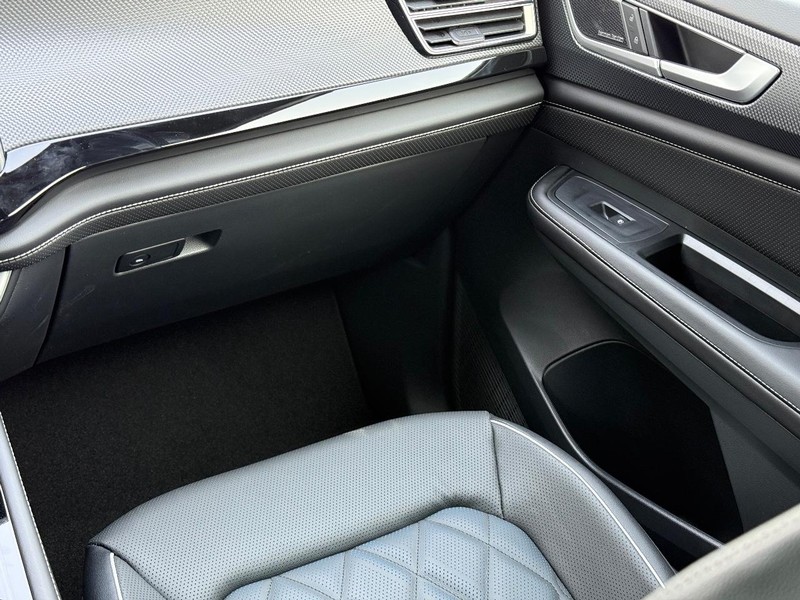 Volkswagen Atlas Cross Sport Vehicle Full-screen Gallery Image 10