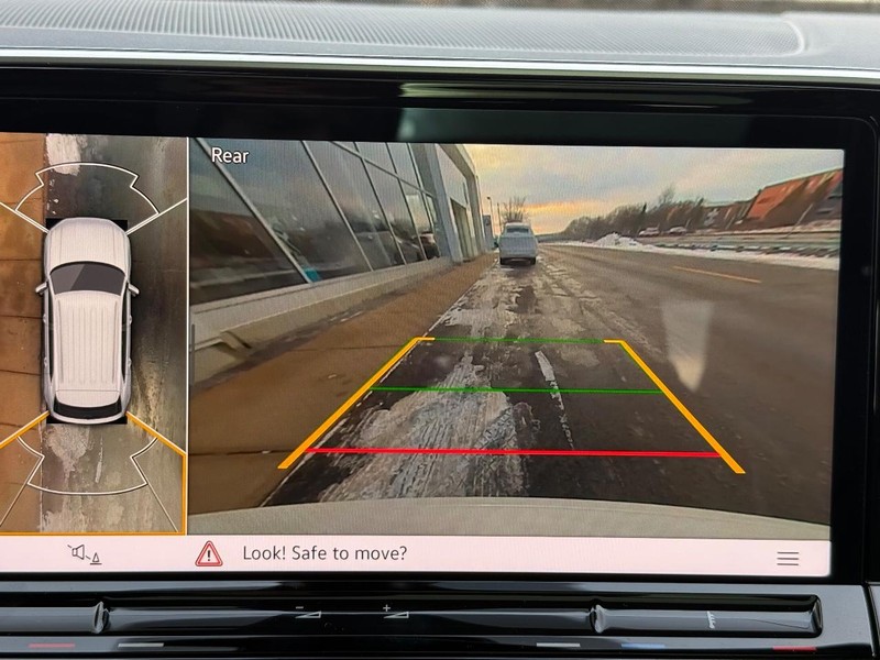 Volkswagen Atlas Cross Sport Vehicle Full-screen Gallery Image 13