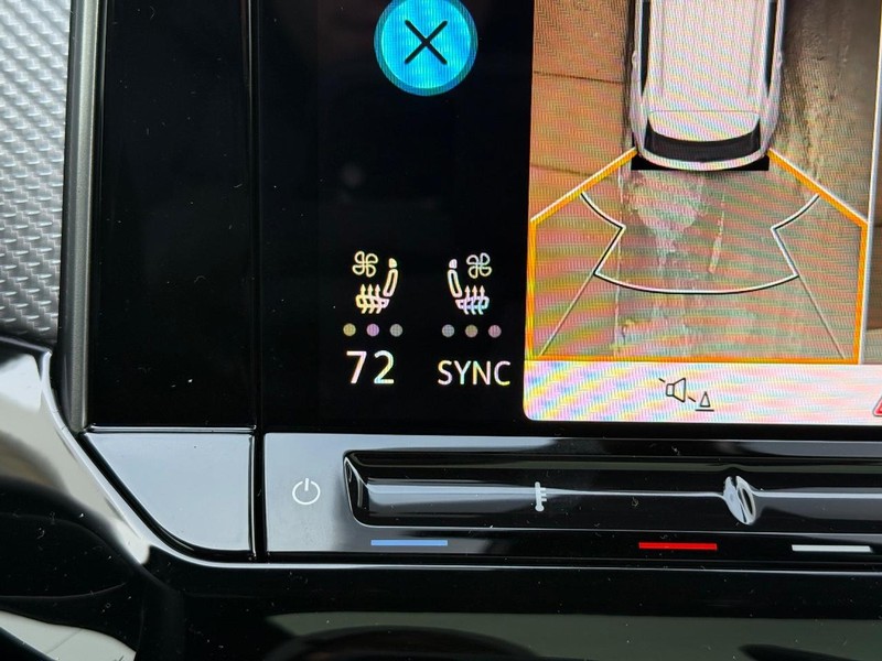 Volkswagen Atlas Cross Sport Vehicle Full-screen Gallery Image 14