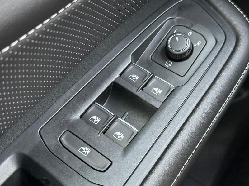 Volkswagen Atlas Cross Sport Vehicle Full-screen Gallery Image 15