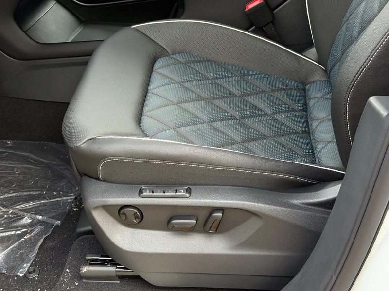 Volkswagen Atlas Cross Sport Vehicle Full-screen Gallery Image 16