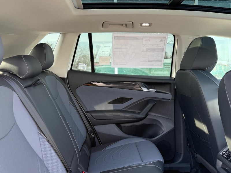 Volkswagen Tiguan Vehicle Full-screen Gallery Image 4