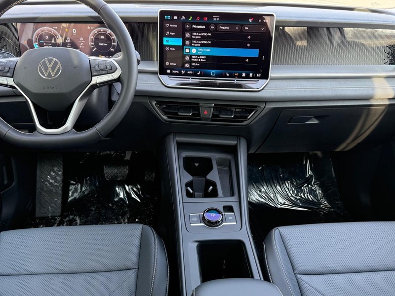 Volkswagen Tiguan Vehicle Full-screen Gallery Image 5