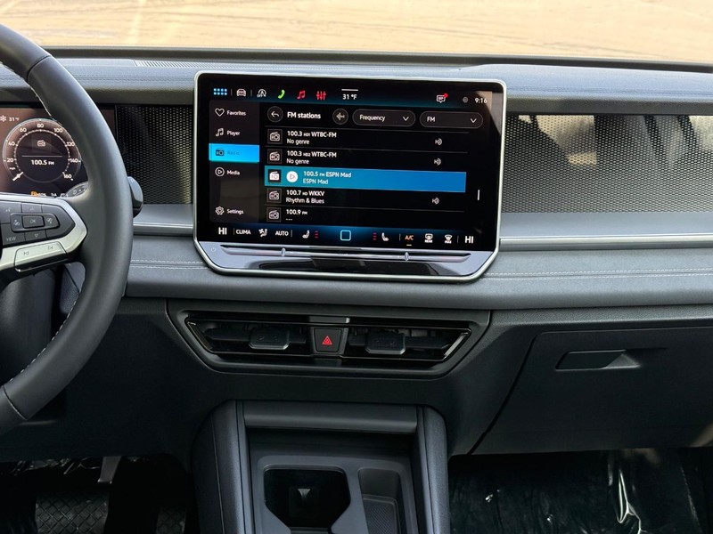 Volkswagen Tiguan Vehicle Full-screen Gallery Image 6