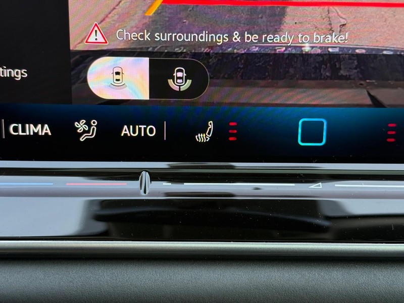 Volkswagen Tiguan Vehicle Full-screen Gallery Image 12