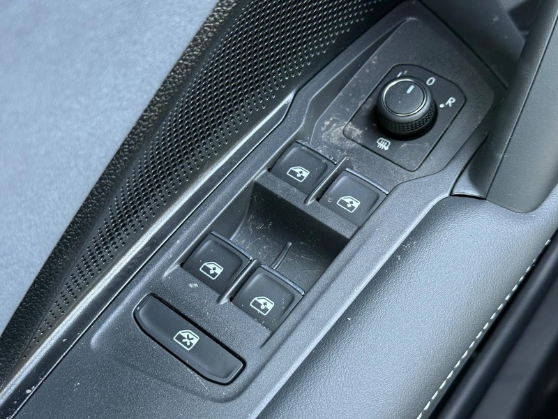 Volkswagen Tiguan Vehicle Full-screen Gallery Image 14