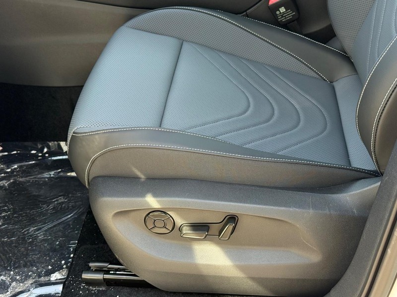 Volkswagen Tiguan Vehicle Full-screen Gallery Image 15