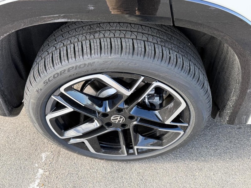 Volkswagen Tiguan Vehicle Full-screen Gallery Image 4