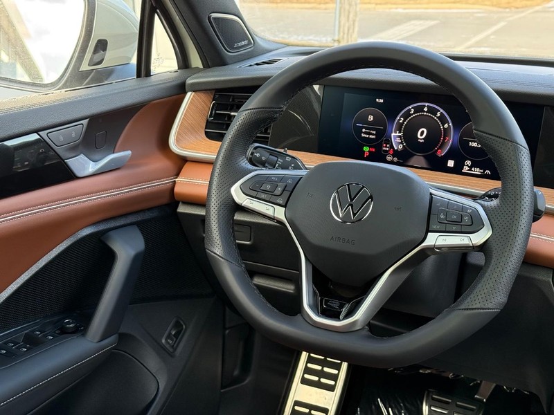 Volkswagen Tiguan Vehicle Full-screen Gallery Image 8