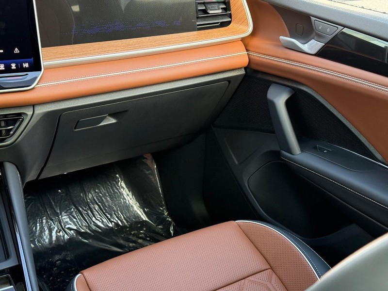 Volkswagen Tiguan Vehicle Full-screen Gallery Image 9