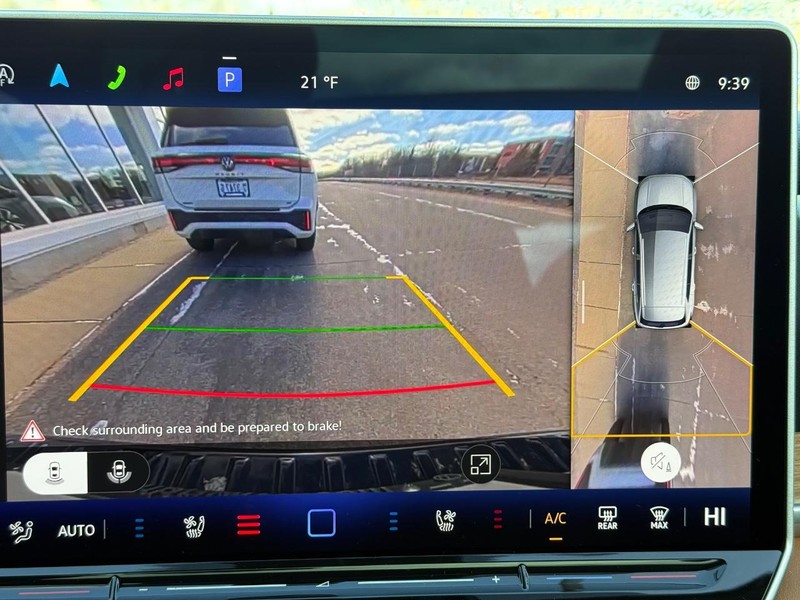 Volkswagen Tiguan Vehicle Full-screen Gallery Image 13