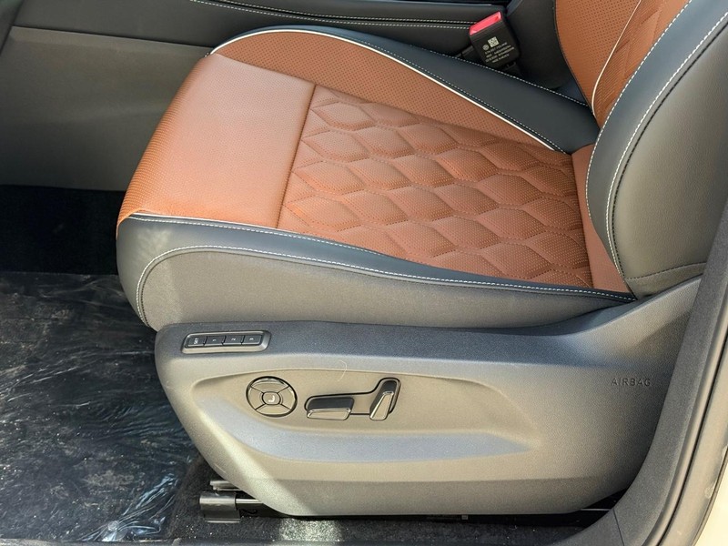 Volkswagen Tiguan Vehicle Full-screen Gallery Image 16