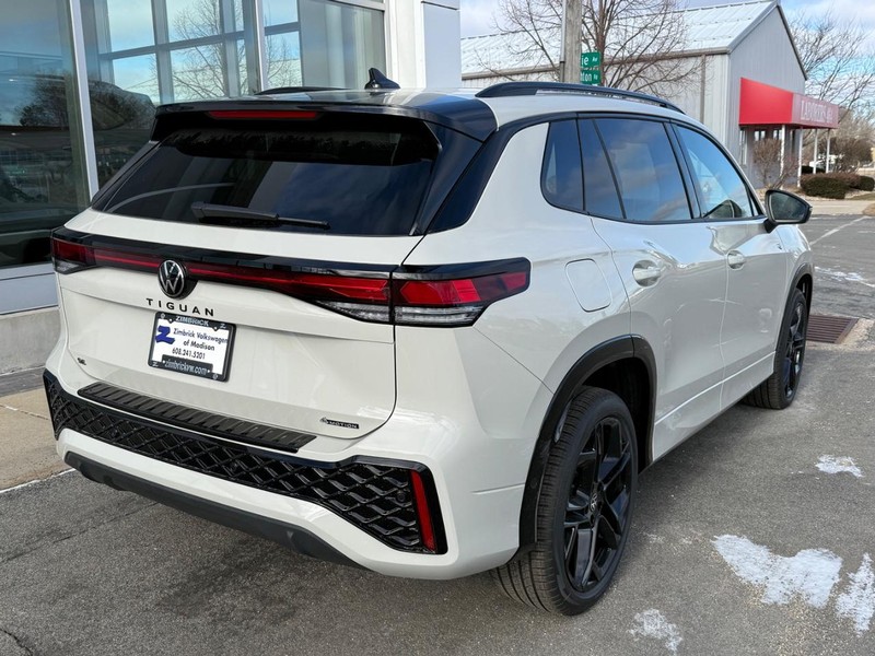 Volkswagen Tiguan Vehicle Full-screen Gallery Image 3